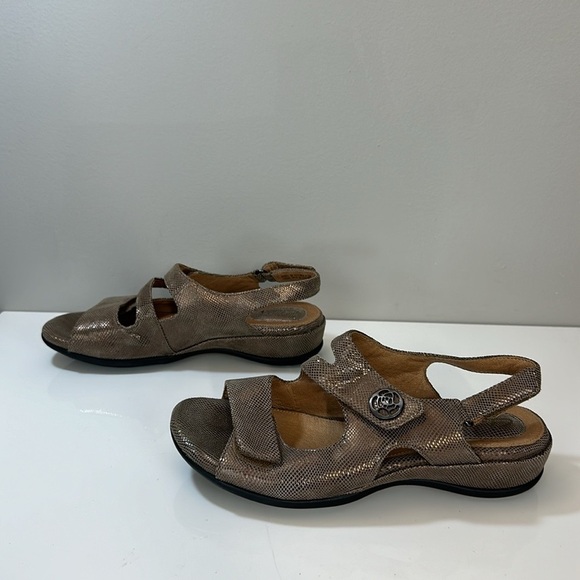 Clarks Tiffani Aldora Embossed Leather Sandals Size 8 - Picture 3 of 16